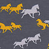 Pieni lisäkuva, jossa Trikoo laukkaavat kelta-harmaat hevoset harmaalla