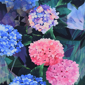 Kuvassa Luomutrikoo (digiprint) hortensiat sinipuna 