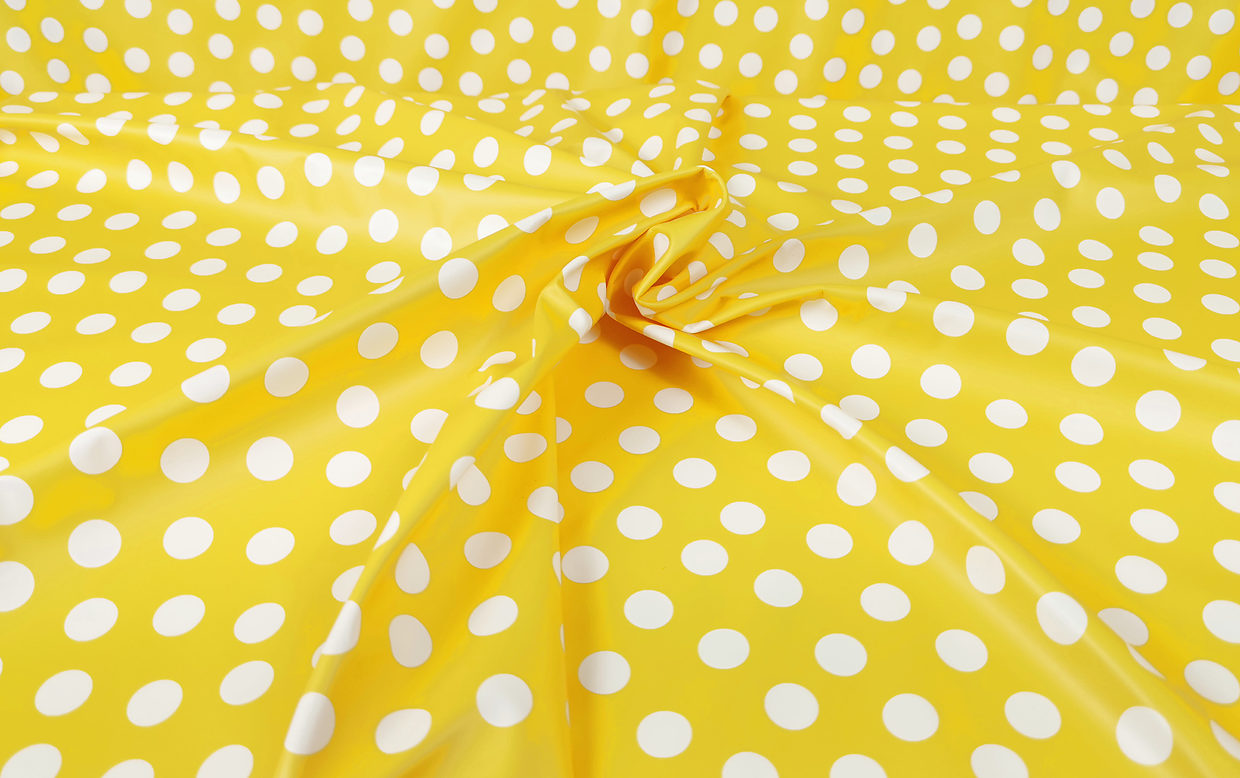 Kuvassa Sadetakkikangas valkoiset pallot keltaisella