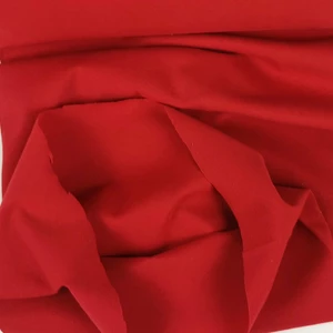 Kuvassa Kirkas punainen Yksivärinen resori kierrätysmateriaaleista